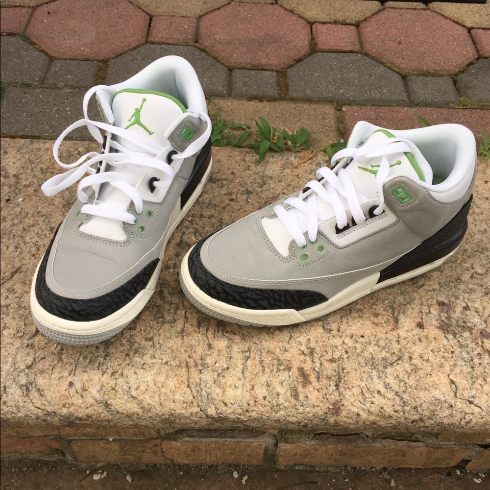 Air Jordan 3 Retro Size 7Y Fits Like W8
